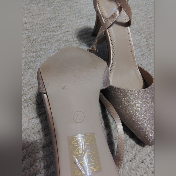 Gold glitter 🪩 wedding heels 👠 - Picture 3 of 3